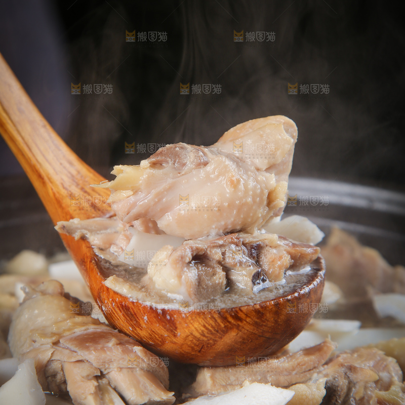 勺子上舀着椰子煲鸡