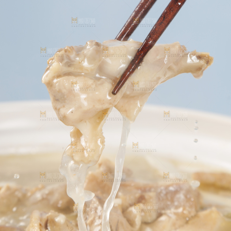 筷子上夹着椰子鸡