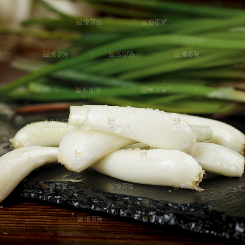 黑底上的新鲜藠头