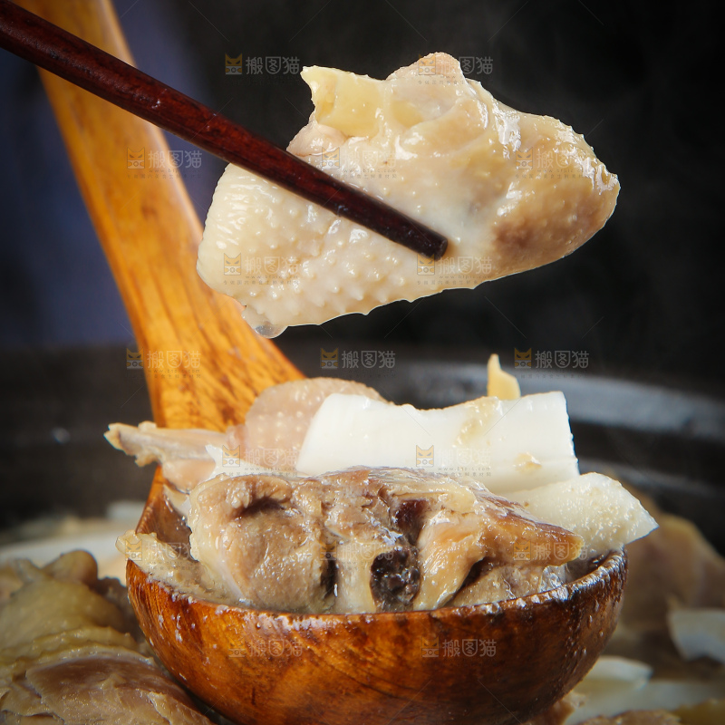 勺子上舀着椰子煲鸡