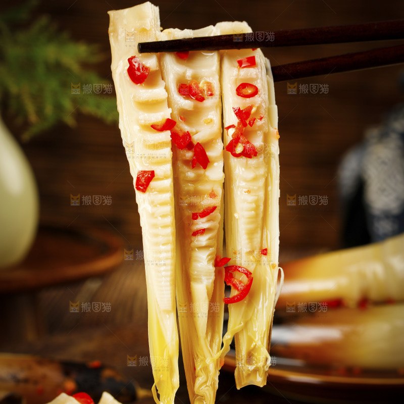 筷子上夹着香辣味手剥笋