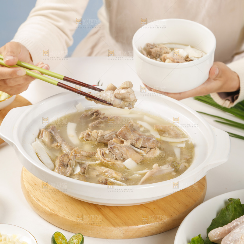 筷子上夹着椰子鸡