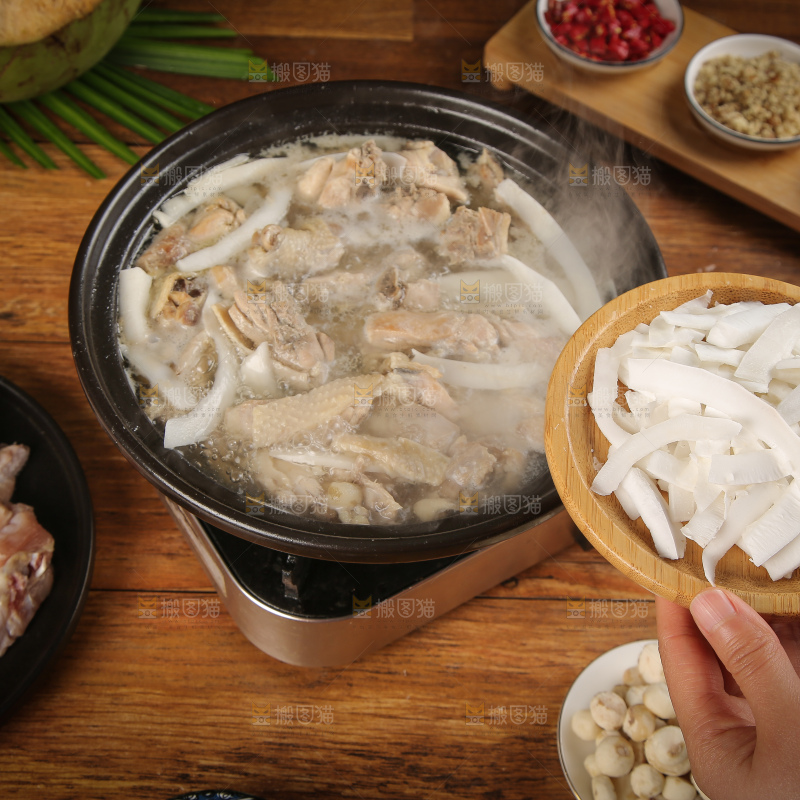手里端着椰子鸡食材