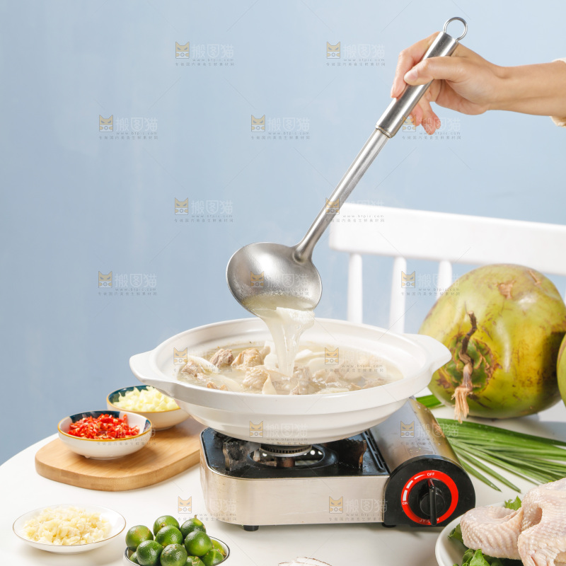 勺子上舀着椰子鸡汤