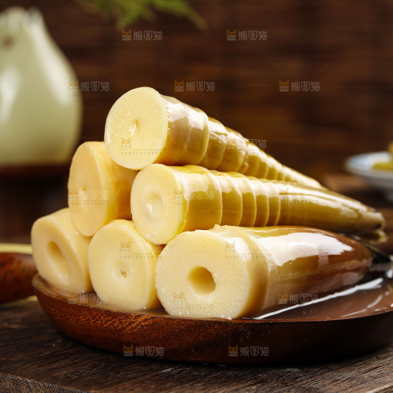 木底上放着一盘老汤味手剥笋