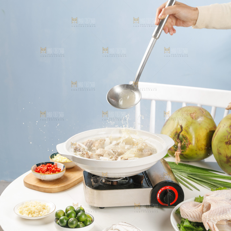 勺子上舀着椰子鸡汤
