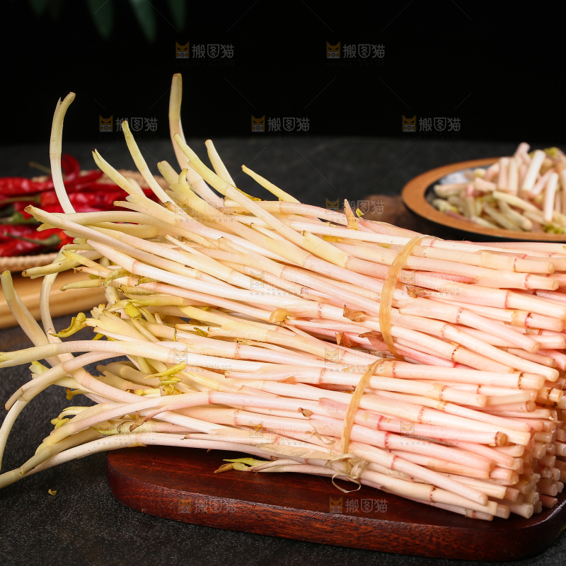 木板上放着鱼腥草嫩芽