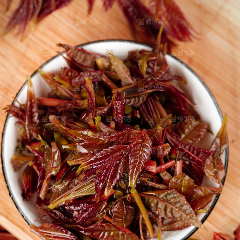 一盘红油香椿芽