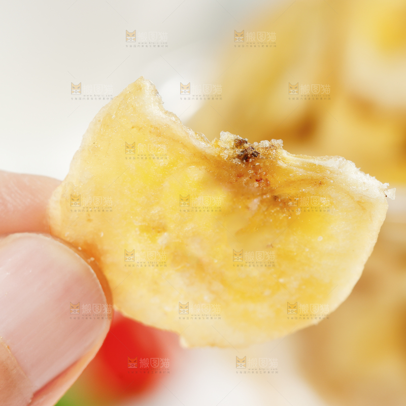 手里拿着香蕉片