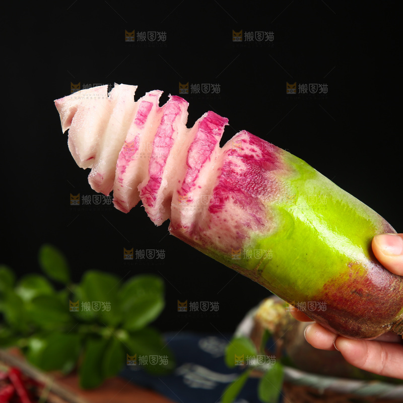 手里拿着冰糖心萝卜