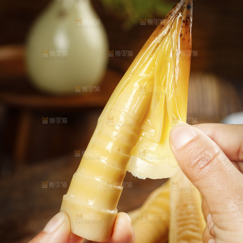 手里拿着手剥笋