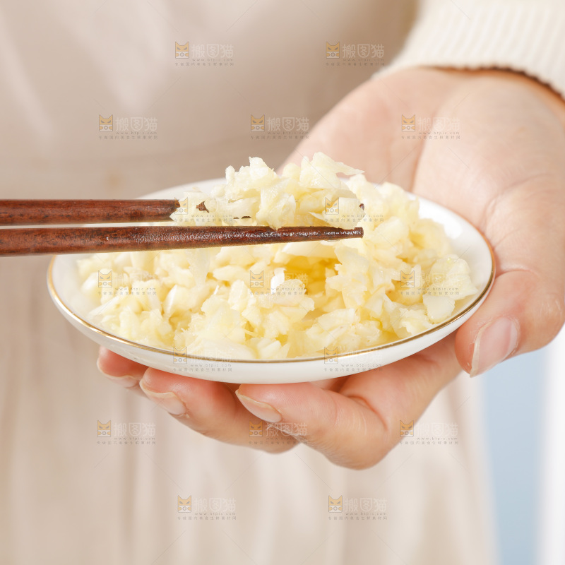 手里端着一盘蒜蓉