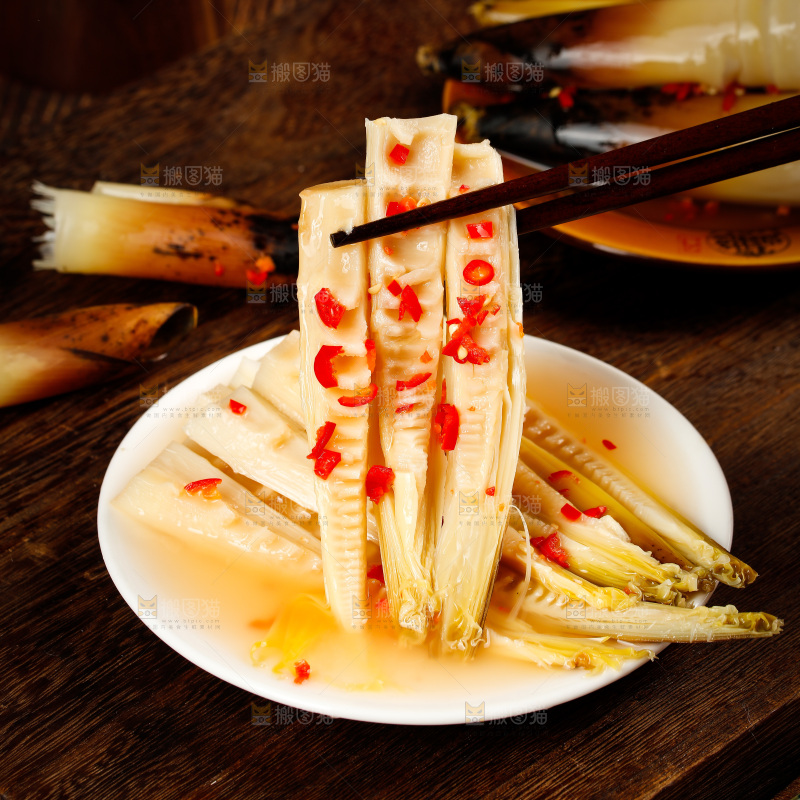 筷子上夹着香辣味手剥笋