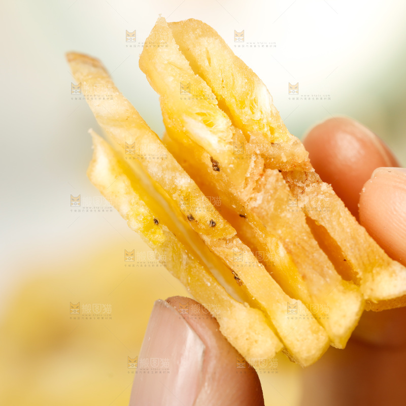 手里拿着香蕉片