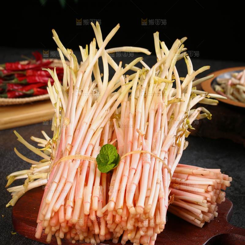 木板上放着鱼腥草嫩芽