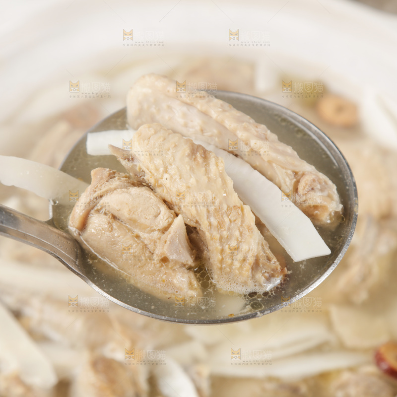 勺子上舀着椰子鸡