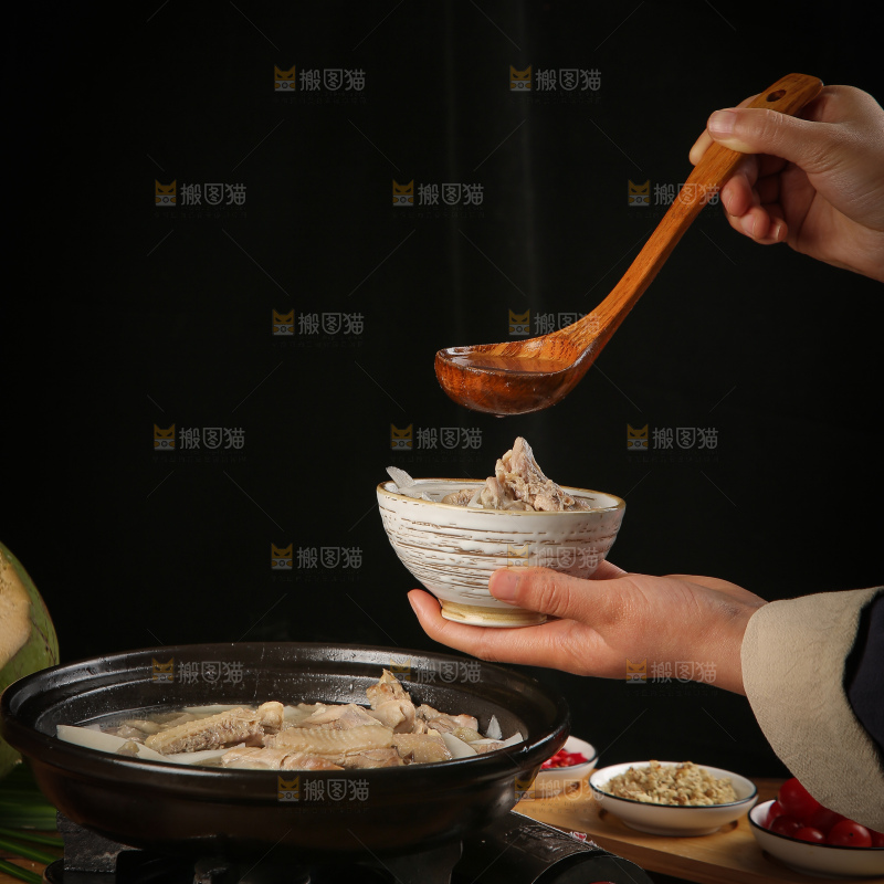 手里端着一碗椰子鸡汤