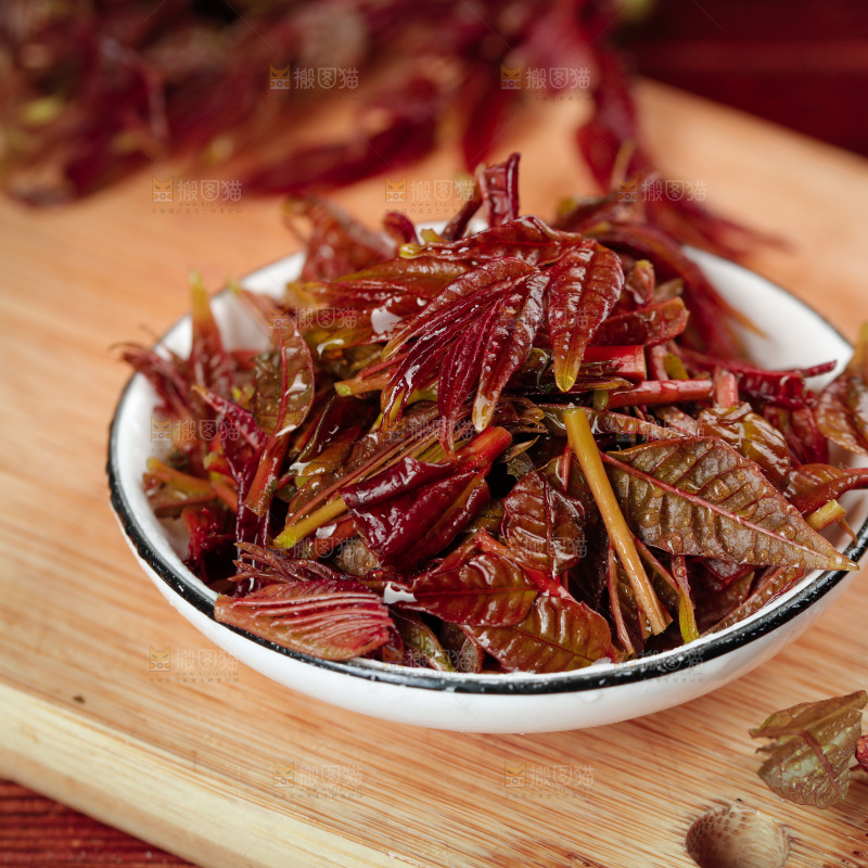一盘红油香椿芽