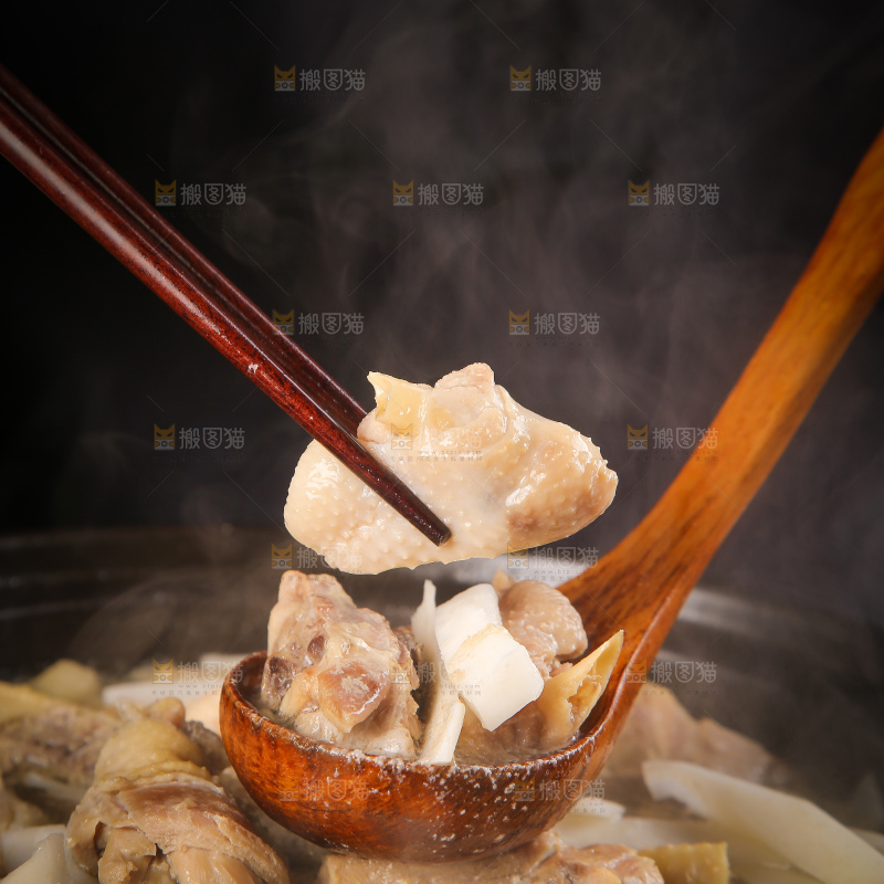 勺子上舀着椰子煲鸡