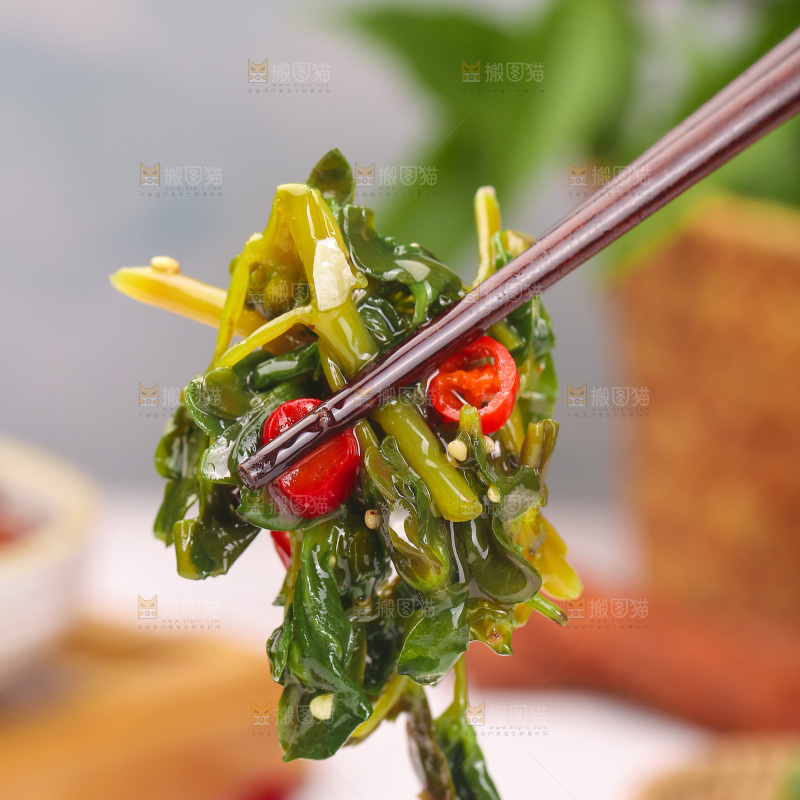 筷子上夹着爆炒马齿苋