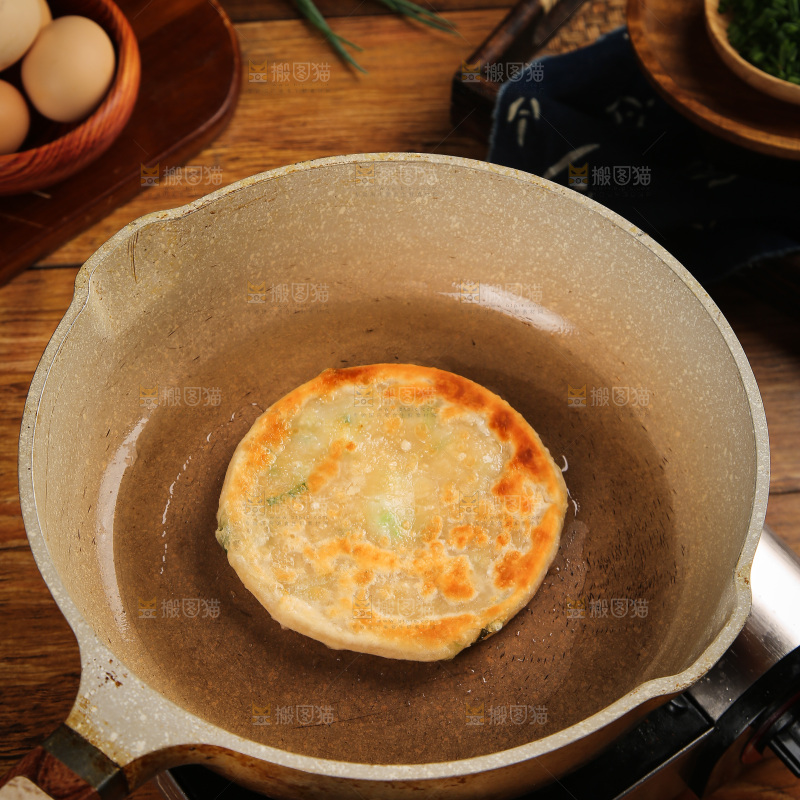 锅里煎着葱油饼