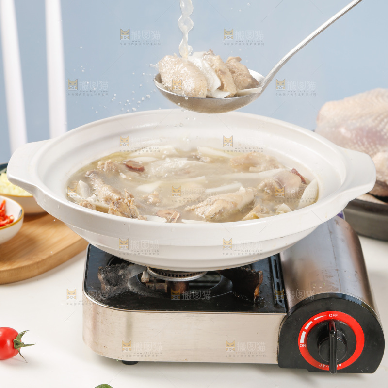 勺子上舀着椰子鸡