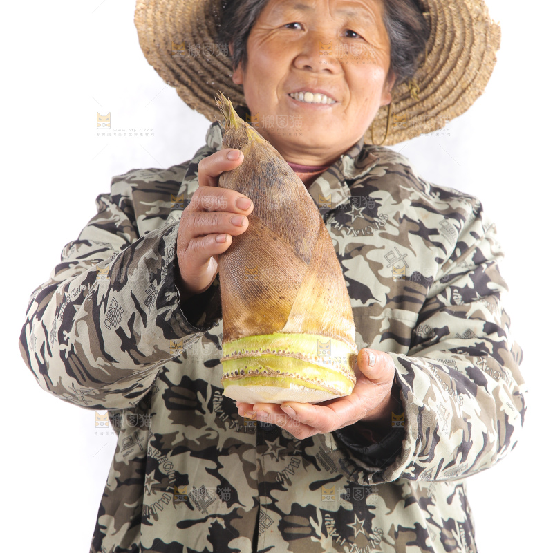 手里拿着黄泥大春笋