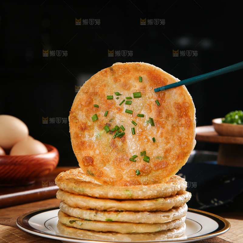 筷子夹着葱花饼