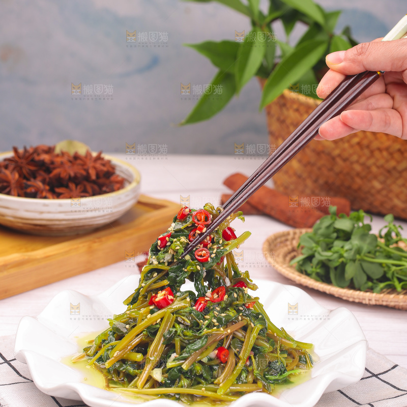 筷子上夹着爆炒马齿苋
