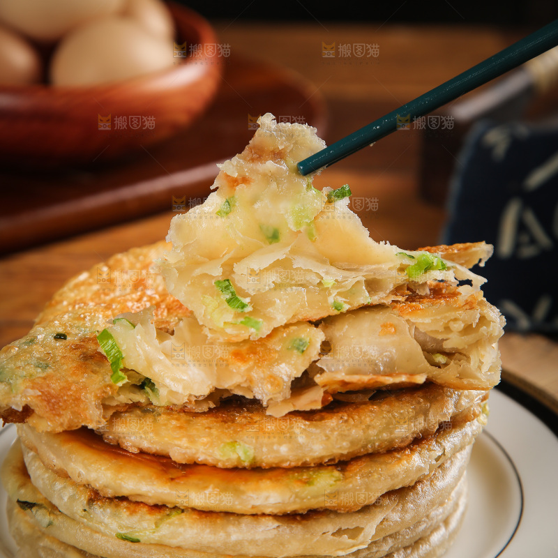 筷子夹着葱花饼