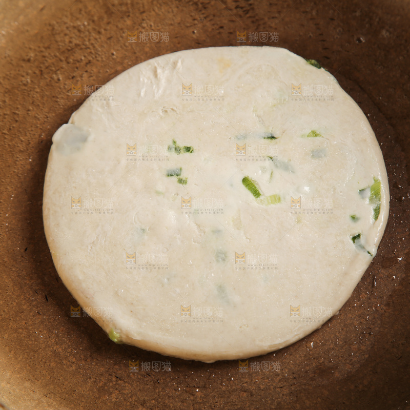 锅里煎着葱油饼