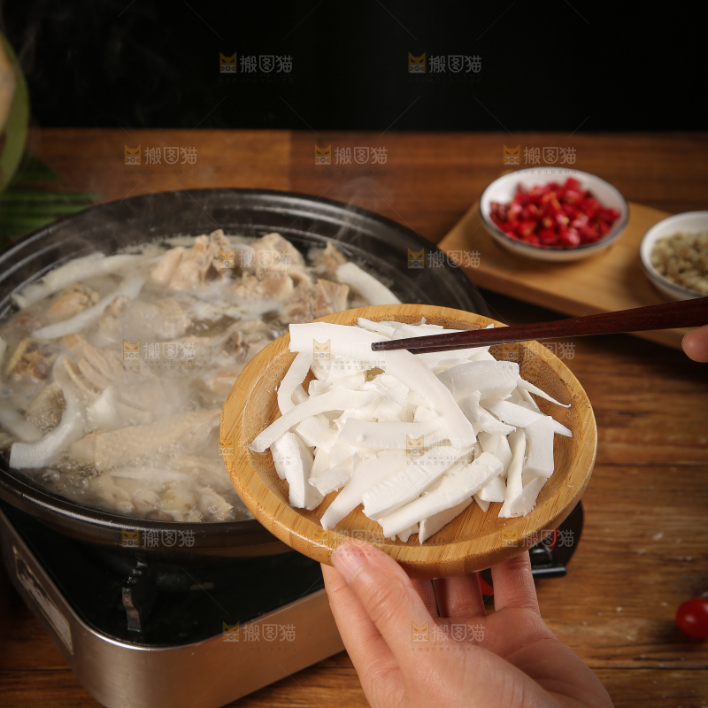 手里端着椰子鸡食材