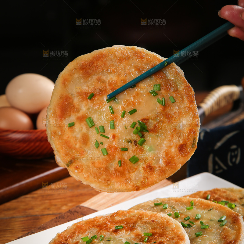 筷子夹着葱花饼