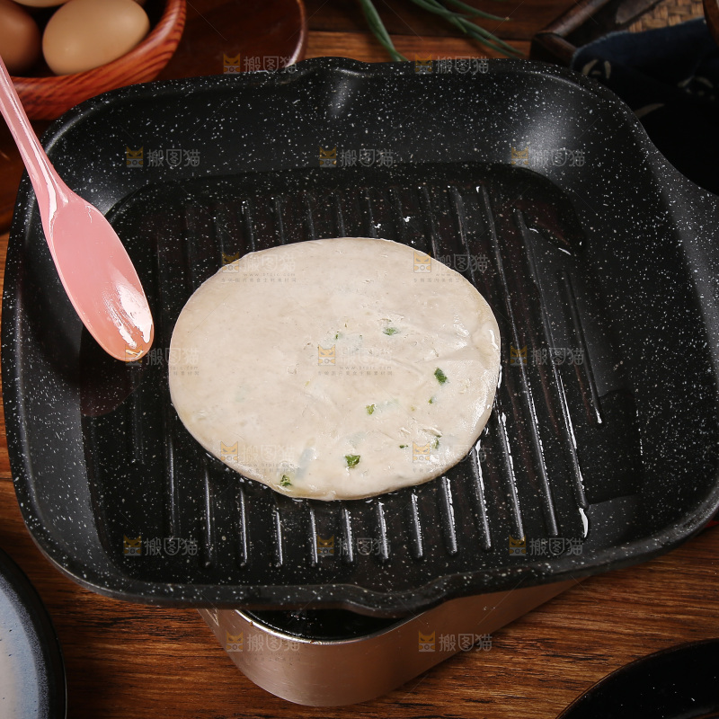 锅里煎着葱油饼