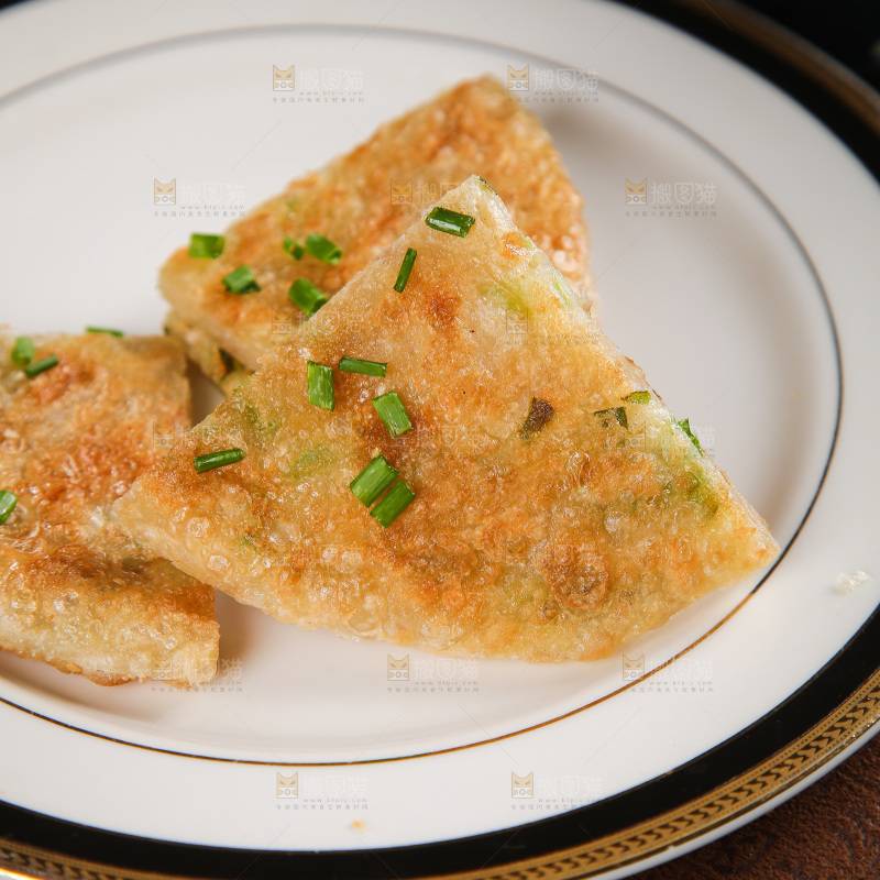 盘子里放着煎饼