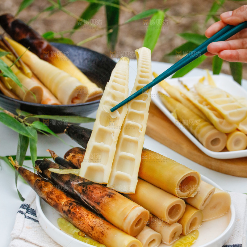 筷子夹着泡椒味手剥笋