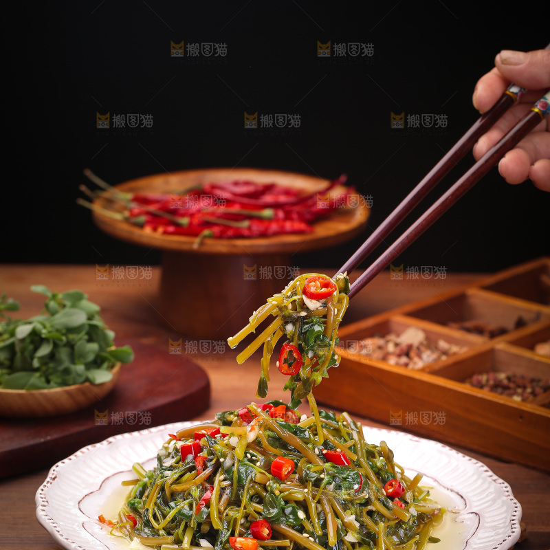筷子上夹着马齿苋