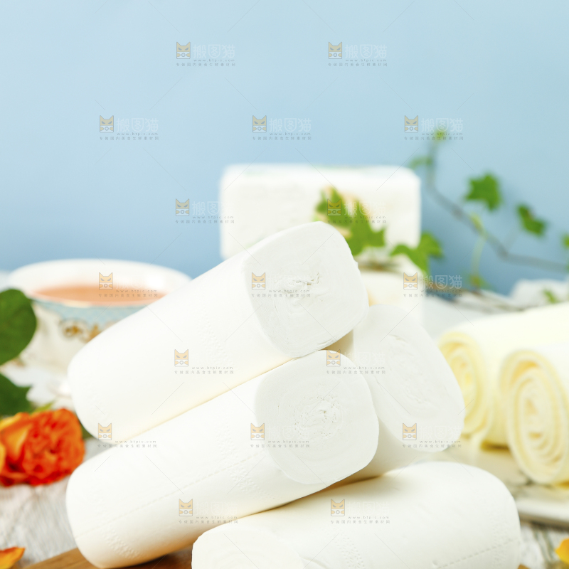 木板上放着厕纸