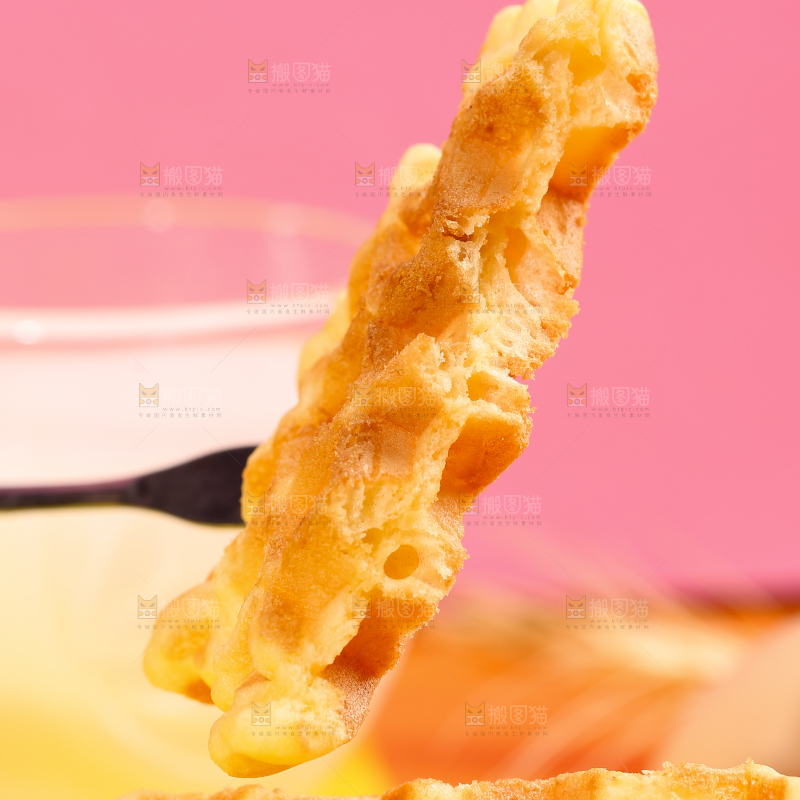 叉子叉着华夫饼