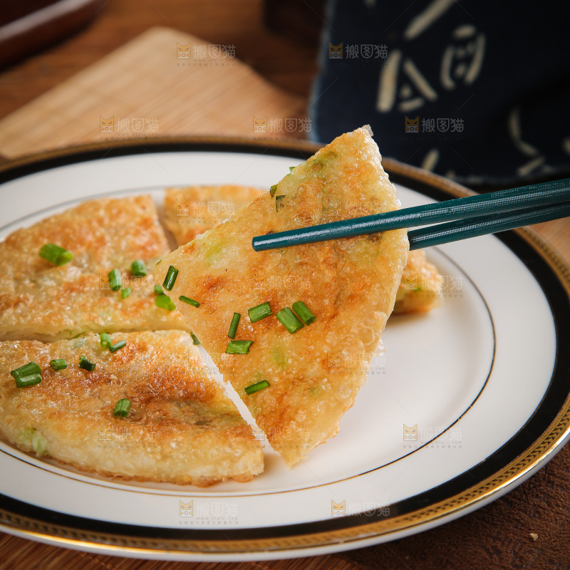 筷子夹着葱花饼