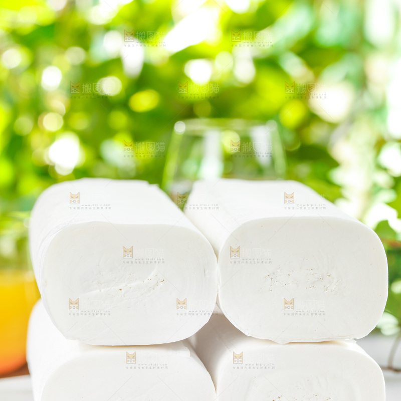 白底上放着一堆卷筒纸