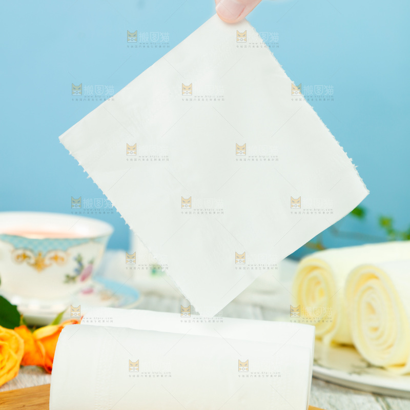 手上拿着纸巾