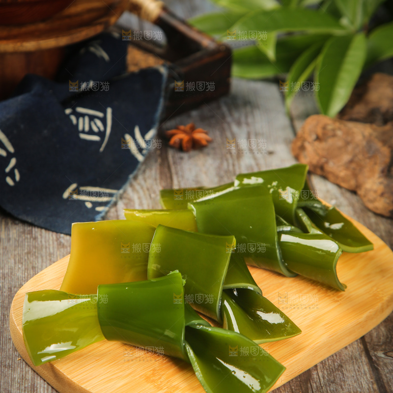木板上摆放着海带结