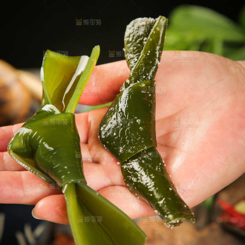 手里拿着海带结