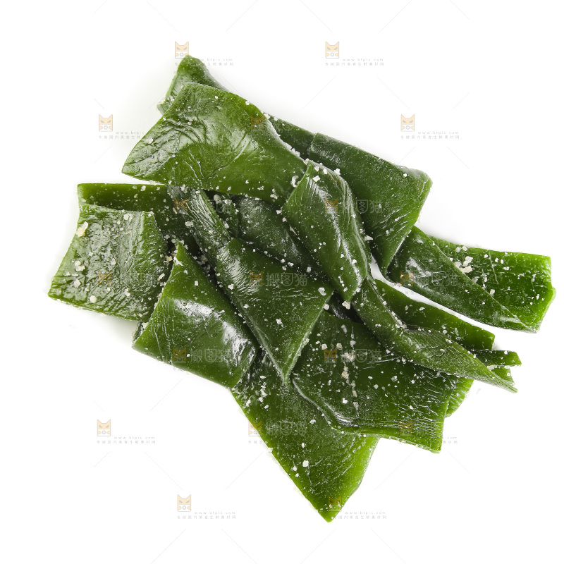 白底上摆放着新鲜盐渍海带结
