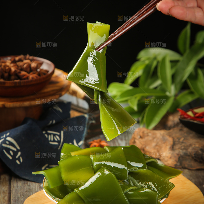 筷子上夹着海带结