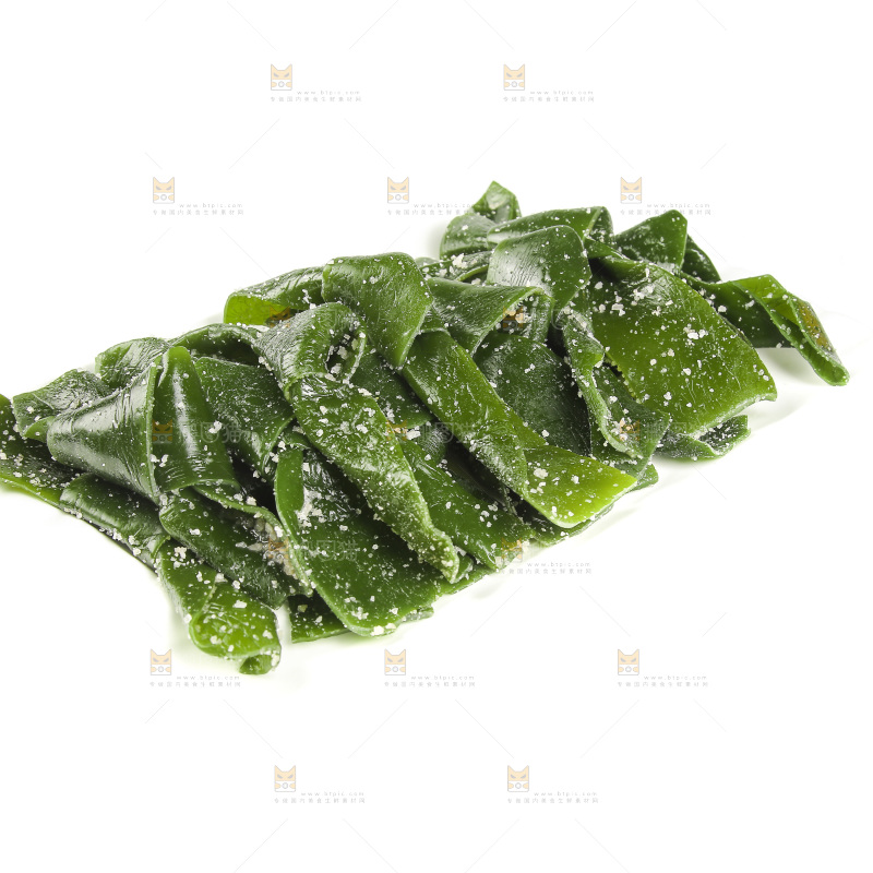 白底上摆放着新鲜盐渍海带结