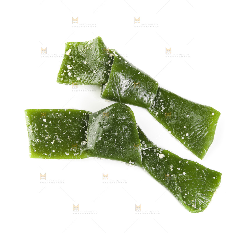 白底上摆放着新鲜盐渍海带结