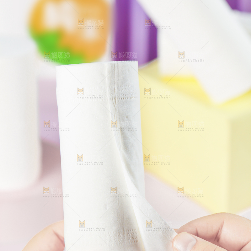 手上拿着卷纸