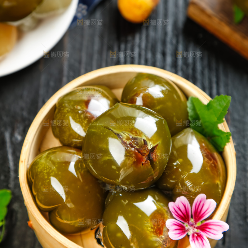 蒸笼里装着艾草青团